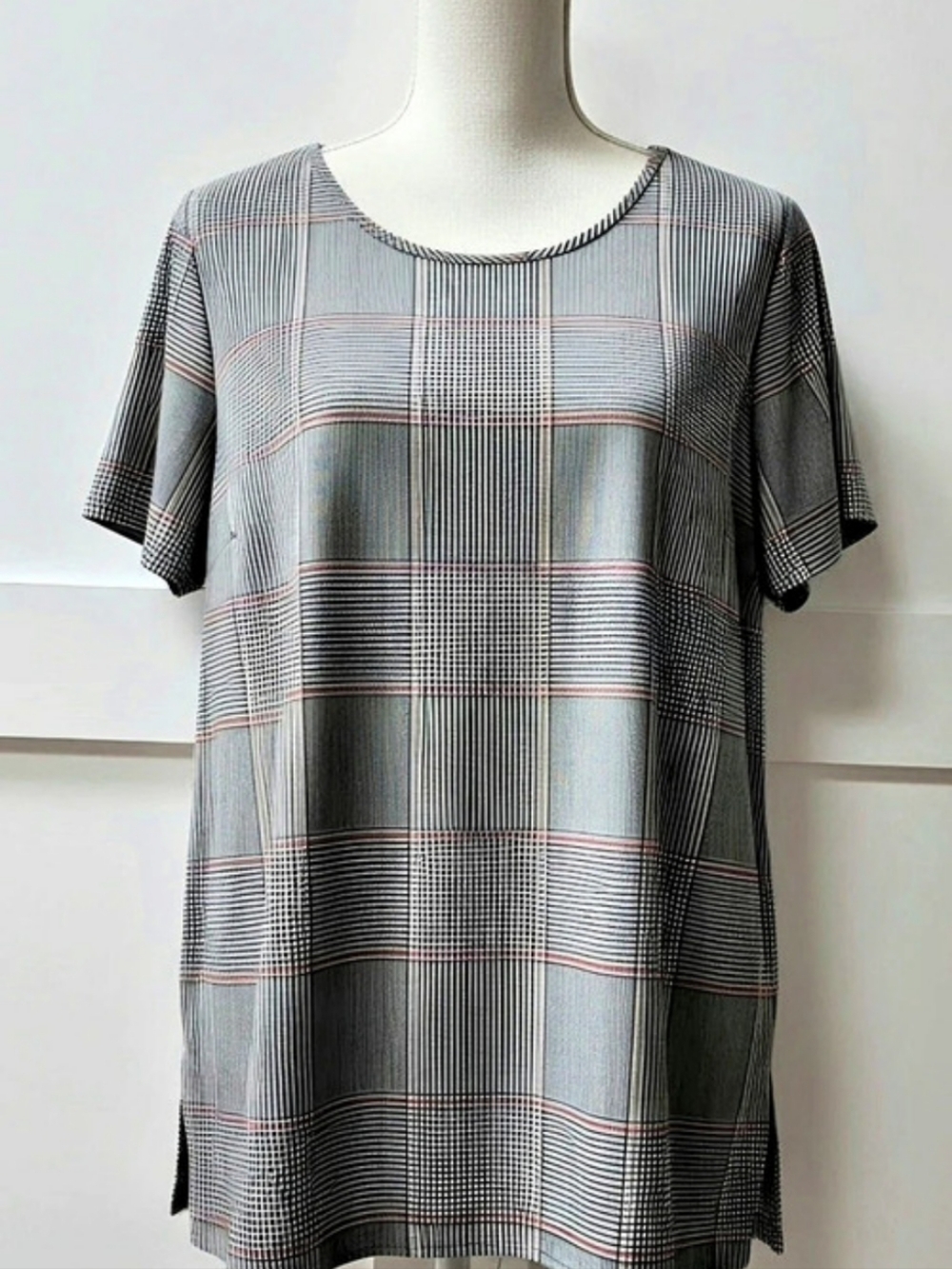 Liz Claiborne Plaid Short Sleeve Blouse in Gray & Black XL Like New